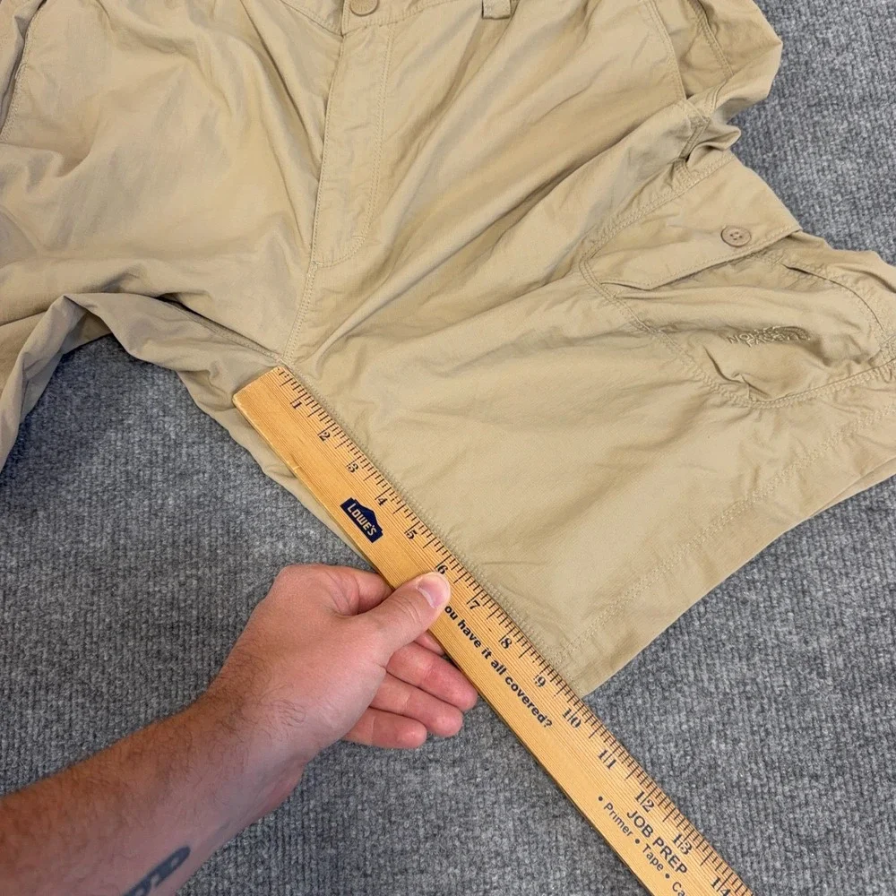 The North Face Shorts Mens Large Khaki Nylon Cargo Pockets Travel Outdoor Hiking